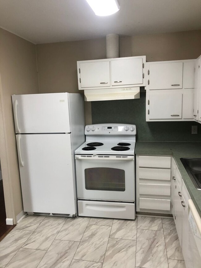 Building Photo - 3 bedroom 1.5 bathroom home Available Now