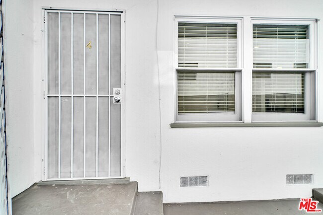 Building Photo - 926 N Spaulding Ave