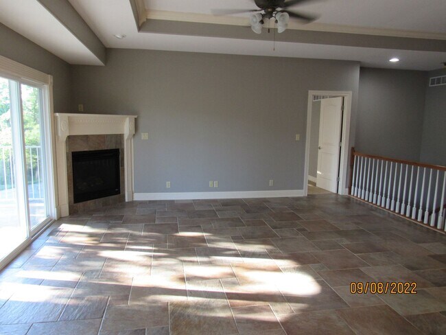 Building Photo - 4 bedroom duplex in Camdenton