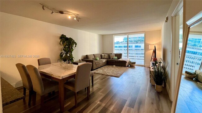 Building Photo - 1200 Brickell Bay Dr