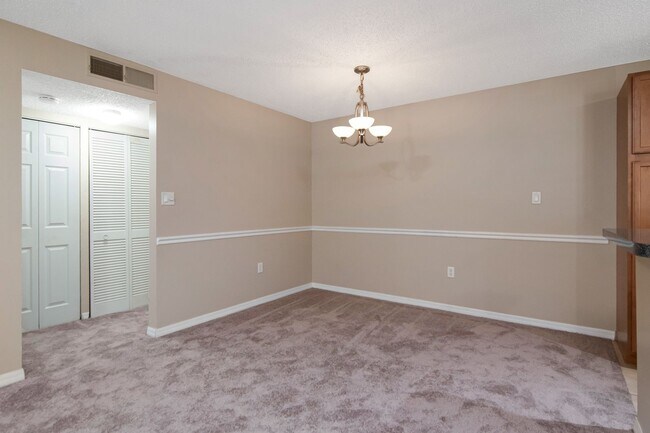 Building Photo - Park Lake — 1 Bed / 1 Bath + Den | Upstairs Condo | Brandon, FL