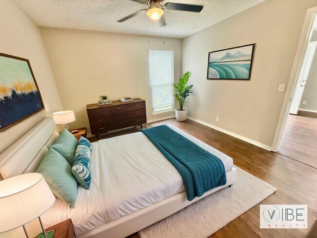 Building Photo - WOW! 2 Bedroom 2 Bath in Hermitage with Deck & Great Back Yard - Available June 1!