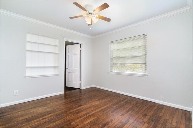 Building Photo - 910 Reverchon Dr