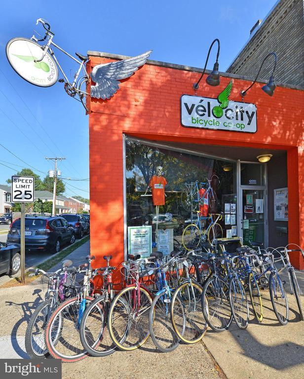 Building Photo - 214 E Monroe Ave