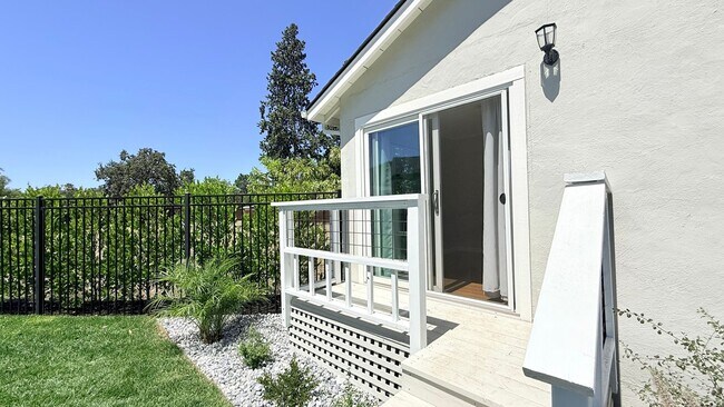 Building Photo - POETS CORNER GEM! Charming and One Of A Kind, 3BD/1BA on a Cul-de-sac Available NOW!