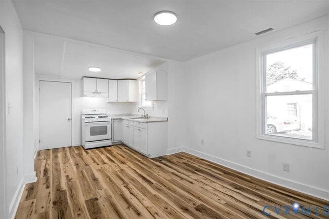 Building Photo - 1609 Buren St