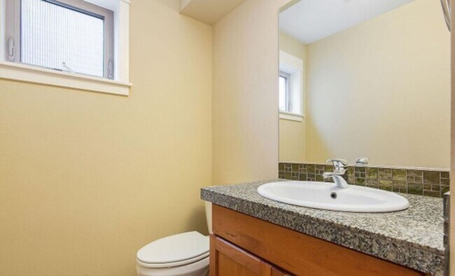 Building Photo - Energy-efficient townhome in the desirable community of Crown Hill is ready to be loved!