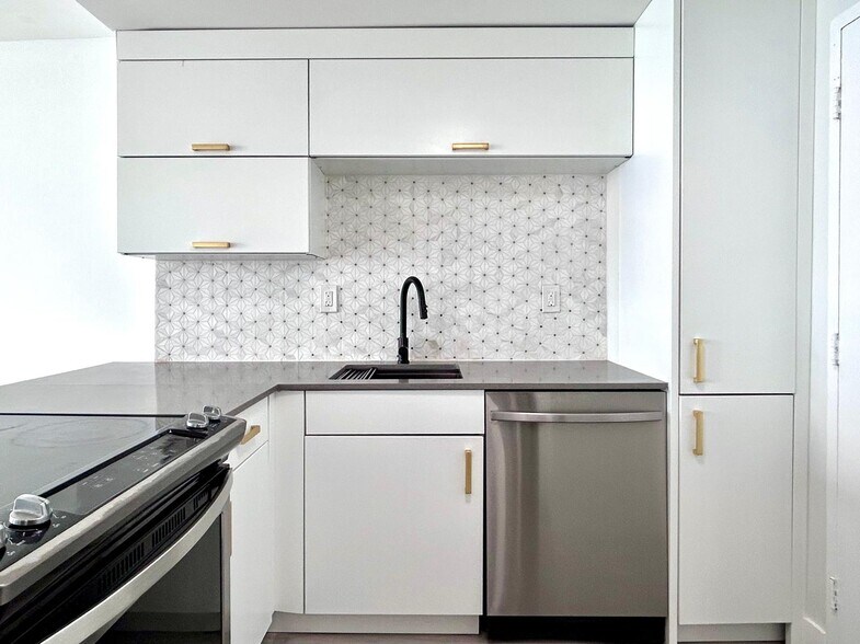 Building Photo - 5838 Collins Ave