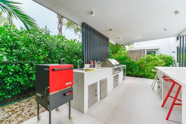 Building Photo - 7940 SW 58th Ct