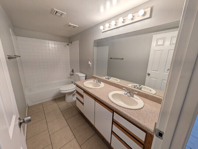 Building Photo - Spacious 2 Bedroom with Private Yard!