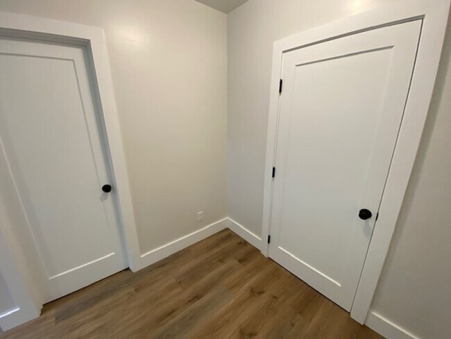 Building Photo - 542 Pine Ave