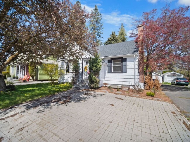 Building Photo - Spacious 4-Bedroom Home w/large Outdoor Sp...