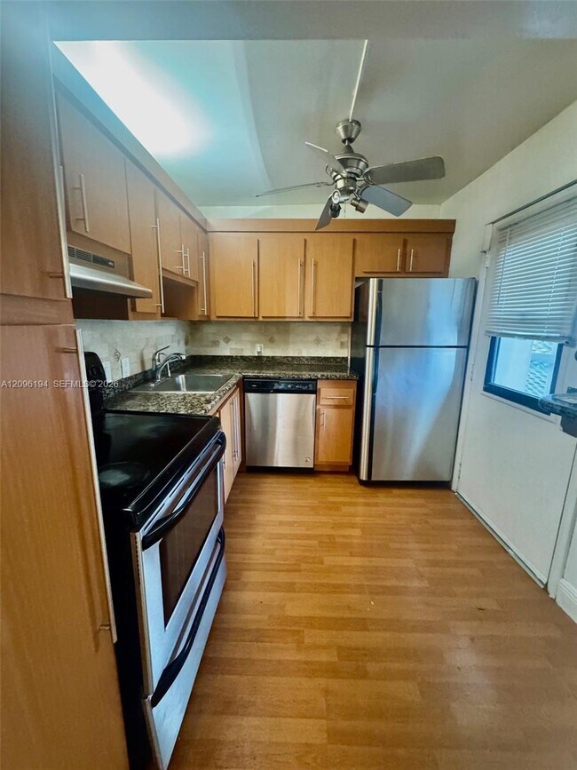 Building Photo - 3475 N Country Club Dr