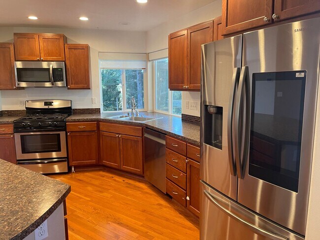 Building Photo - Gorgeous custom built home