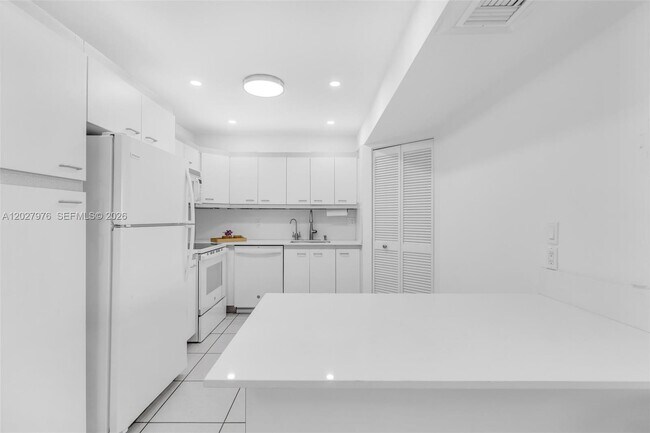 Building Photo - 9273 Collins Ave