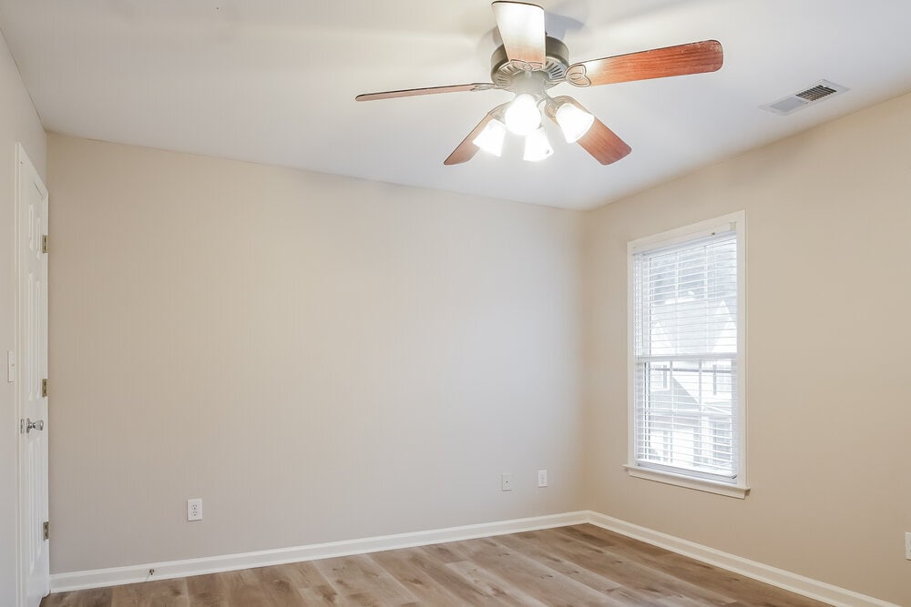 Building Photo - 990 Amberton Ln