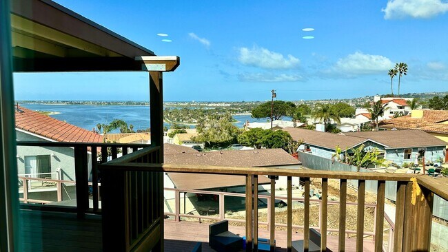 Building Photo - Stunning Newly Renovated 3BD/2.5BA Luxury ...