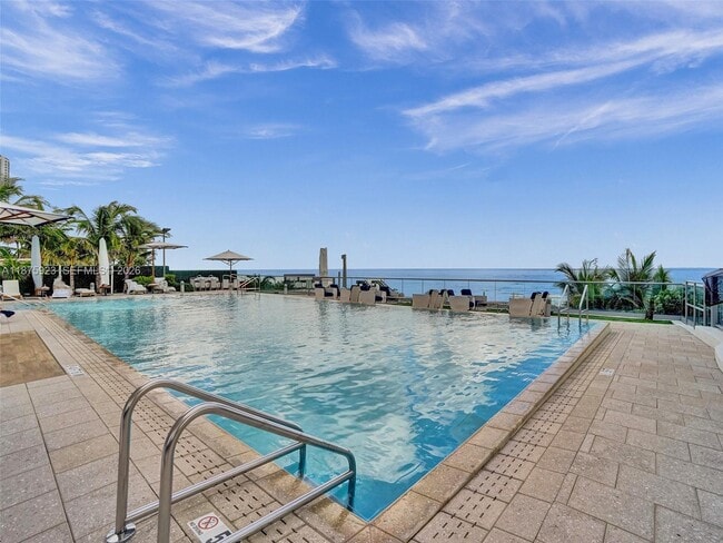 Building Photo - 17475 Collins Ave