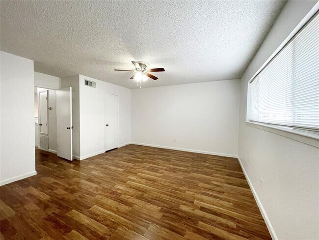Building Photo - 13897 Hollowgreen Dr