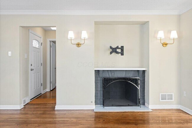 Building Photo - 2063 Inchcliff Rd