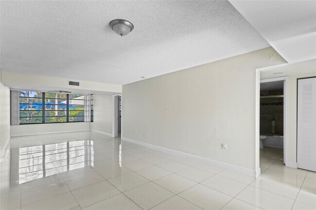 Building Photo - 1719 Whitehall Dr