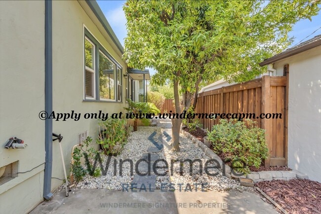 Building Photo - Timeless Modern Luxury 3 bedroom in one of...