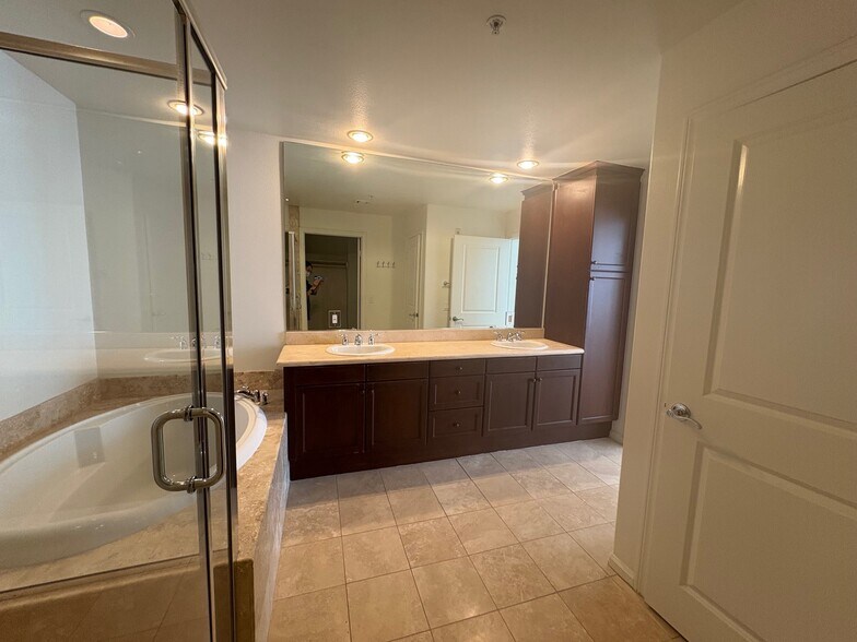 Master Bath - 128 N Oak Knoll Ave