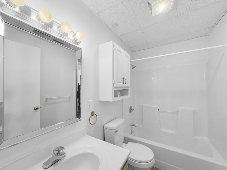 Building Photo - 301 N Julian St