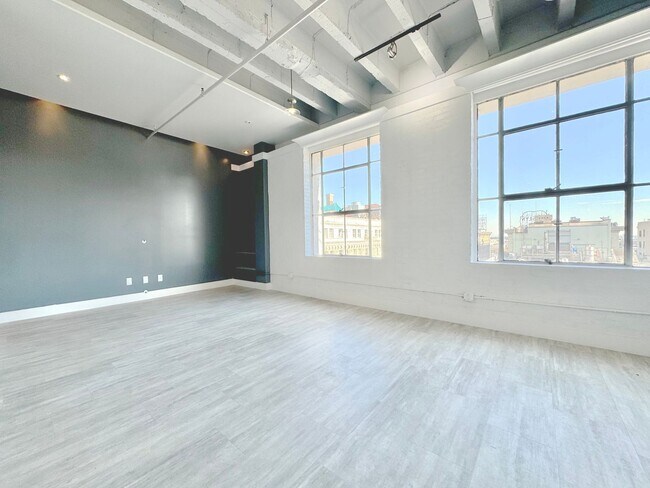 Building Photo - Top floor modern crafted spacious 1 Bed + ...