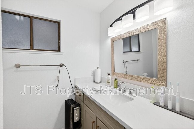 Building Photo - 728 Clipper Way