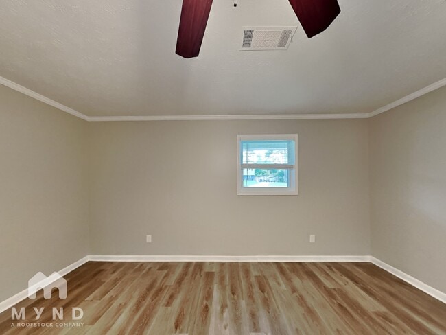 Building Photo - 549 Village Run