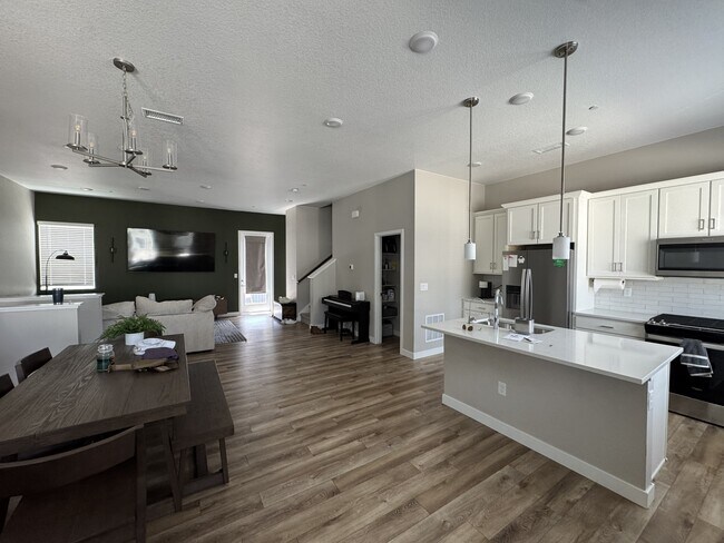 Building Photo - 1566 W 67th Dr