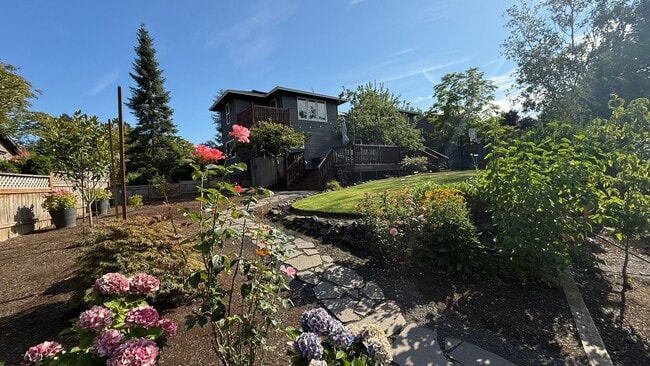 Building Photo - Pristine Single-Family Home in the Heart o...