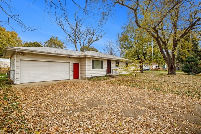 Building Photo - Beautiful Remodeled 3/1 home with large yard! - Ask about our Deposit Free Leasing opportunity!