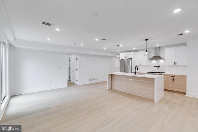 Building Photo - 705 S 19th St