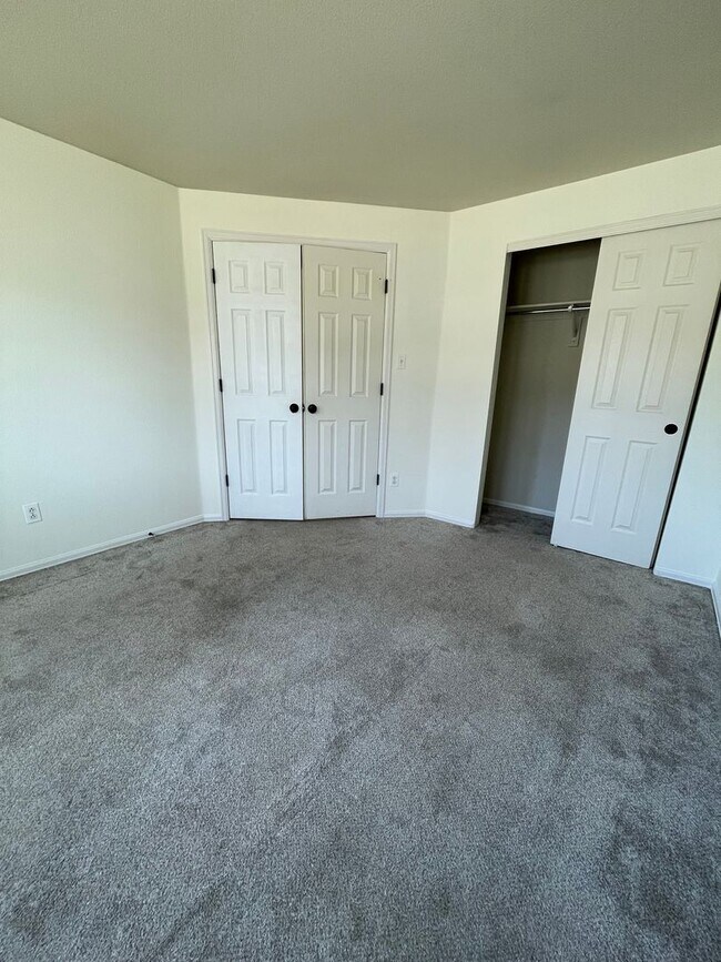 Building Photo - 4 Bedroom 3 Bathroom Home Available now!