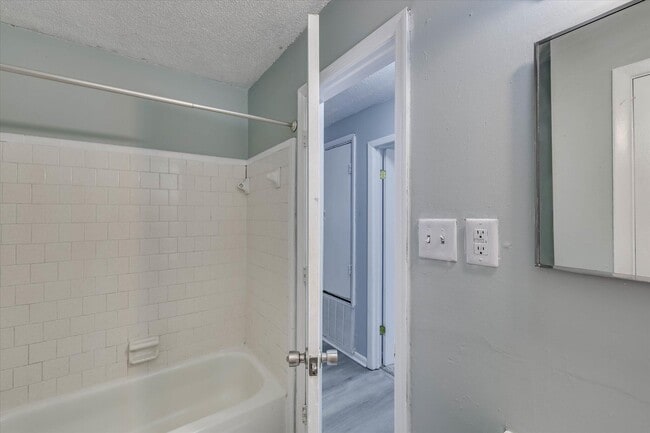 Building Photo - 2408 Southdale Dr