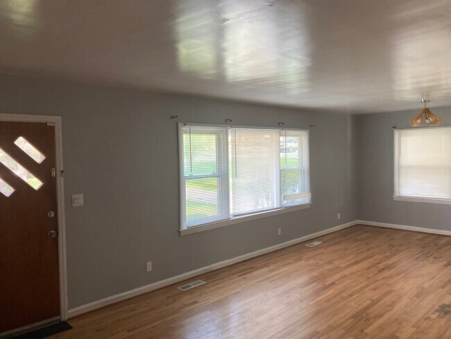 Building Photo - 1089 Longshore Dr