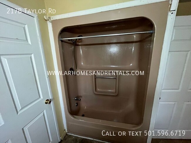 Building Photo - 217B Taylor Rd-