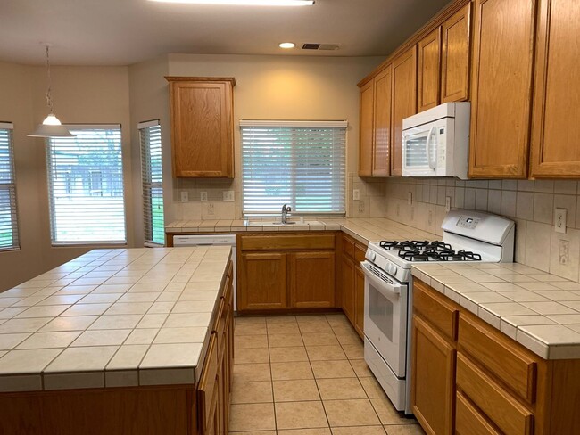Building Photo - Beautiful 4 bed home in Northwest Bakersfi...