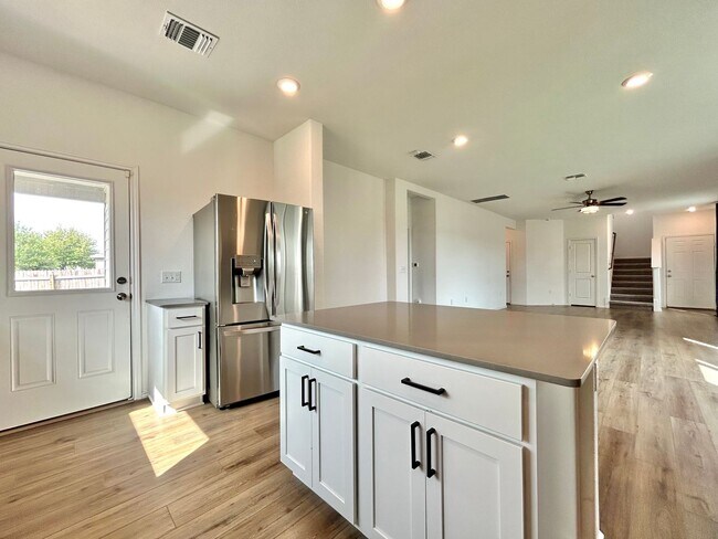 Building Photo - 10412 Premier Park St