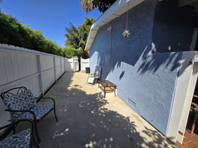 Building Photo - 819 Hymettus Ave