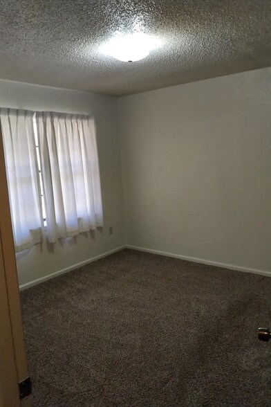 Large Bedroom - 1523 E Beverly Dr