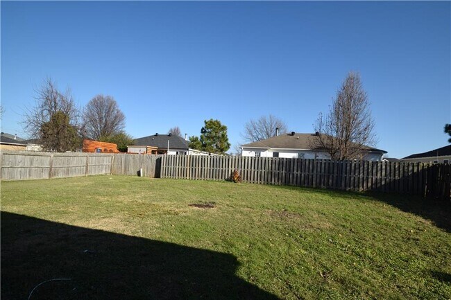 Building Photo - 903 SW Sandrock Rd