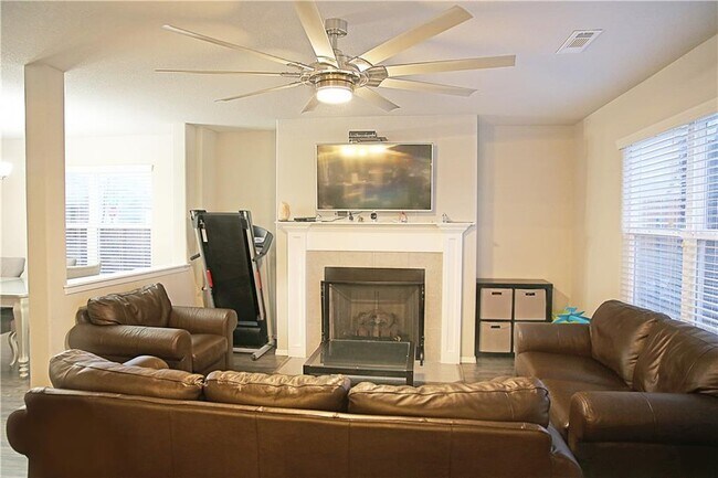 Building Photo - 801 SW Loudon Dr