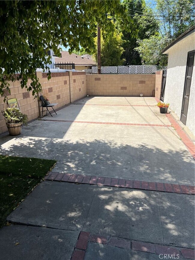 Building Photo - 12660 Oxnard St