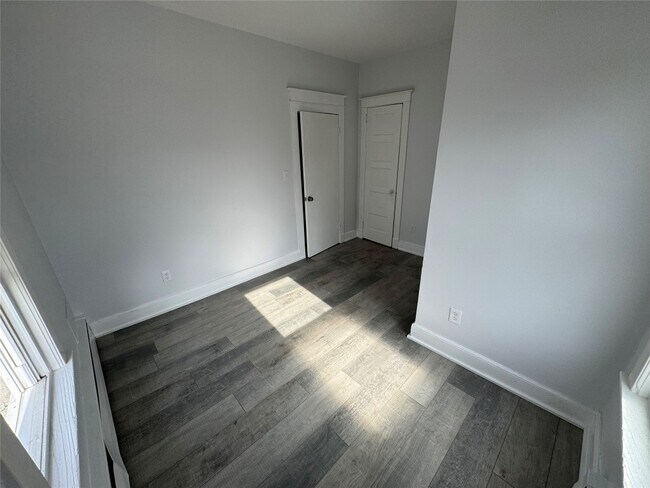 Building Photo - 28 Emma St