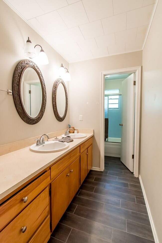 Building Photo - 3 Bedroom 2 Bath Home Walking Distance to Campus!