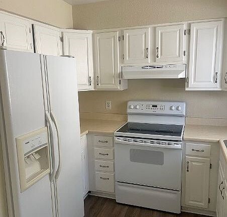 Refrigerator and stove - 605 W 15th St