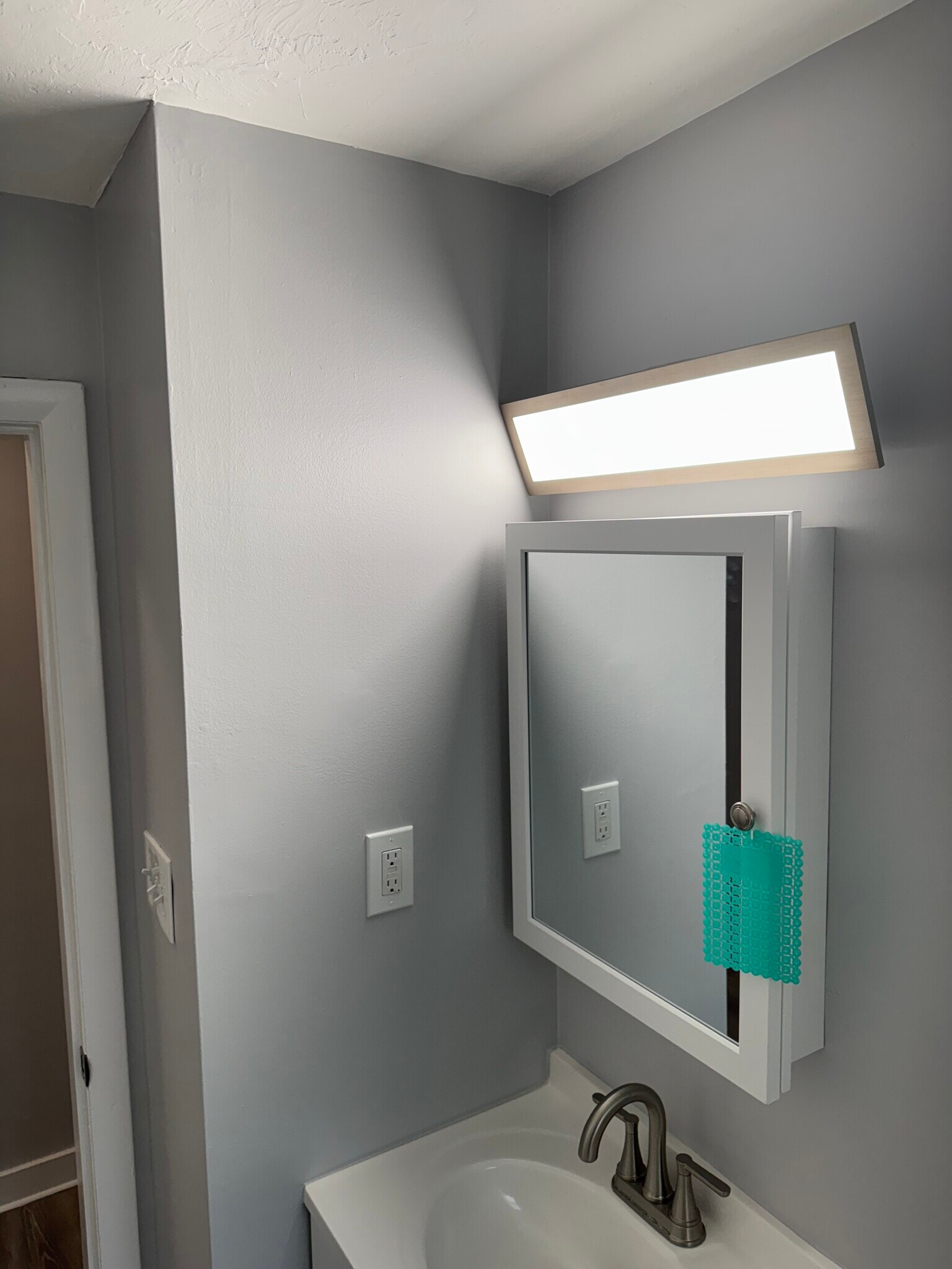 Main floors bathroom - 29 Beechmont St